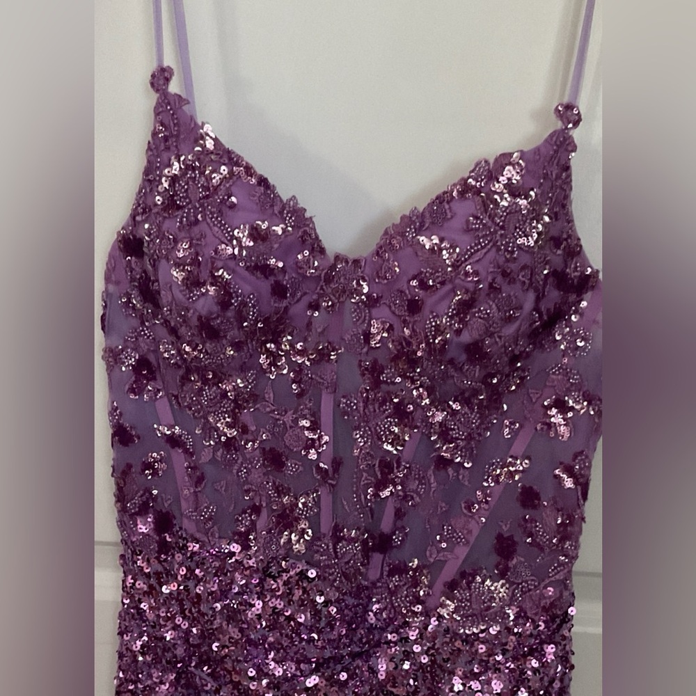 V Neck Corset Sequins Short Prom Dress with Appliqued Lace - Picture 3 of 8